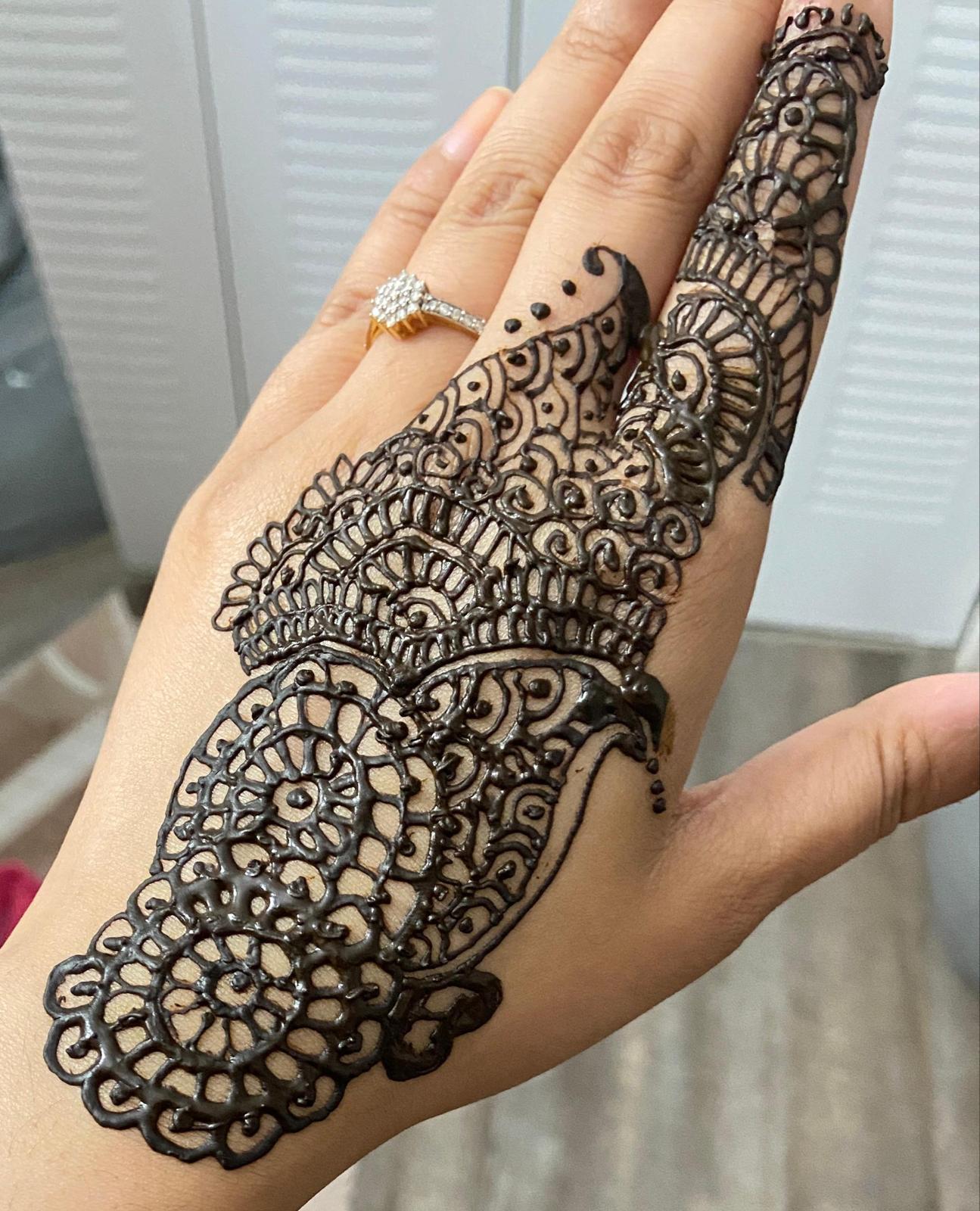 Arabic style mehndi design